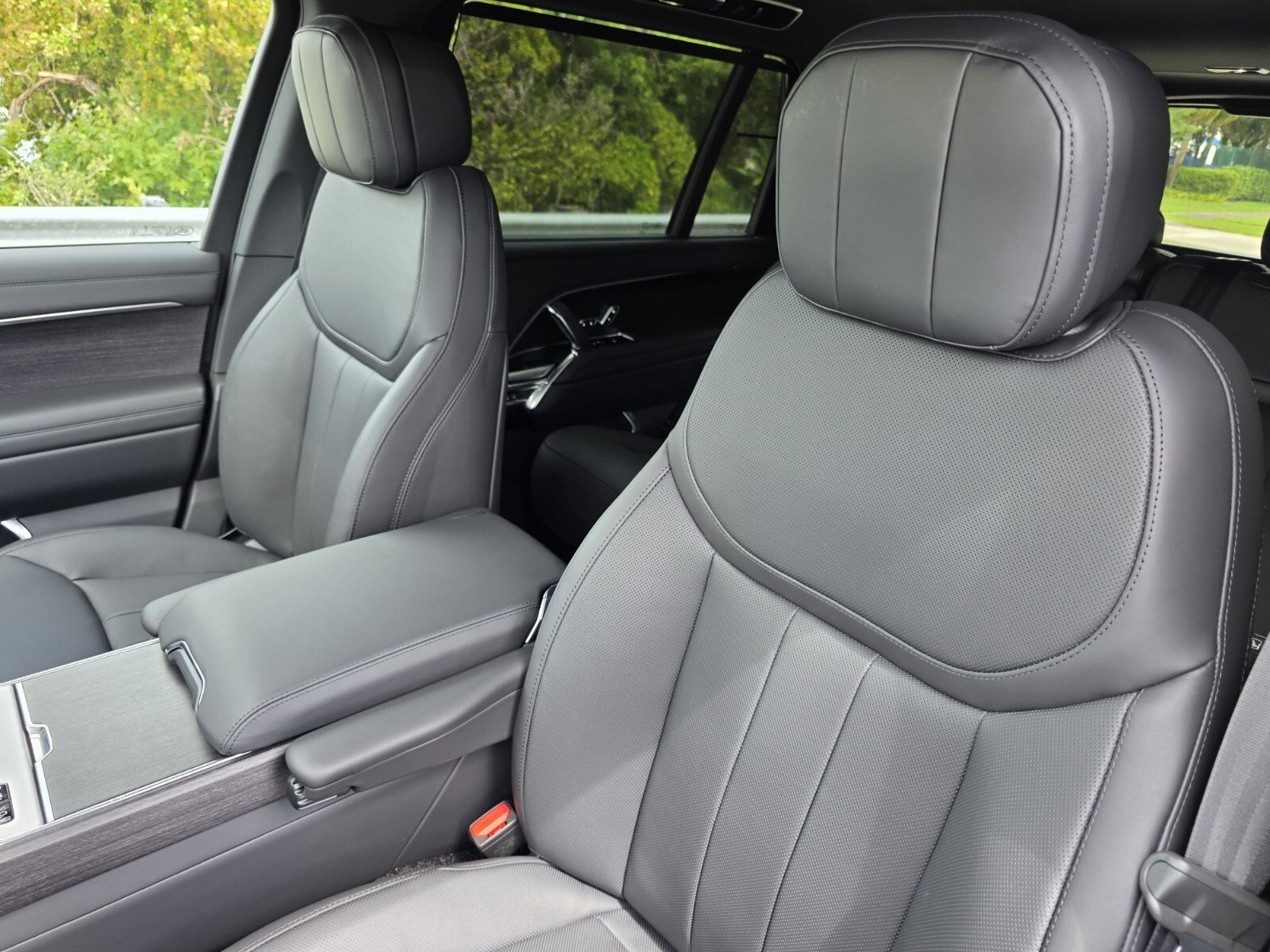 New 2026 Land Rover Range Rover Long Wheelbase SE AWD/4WD image 12