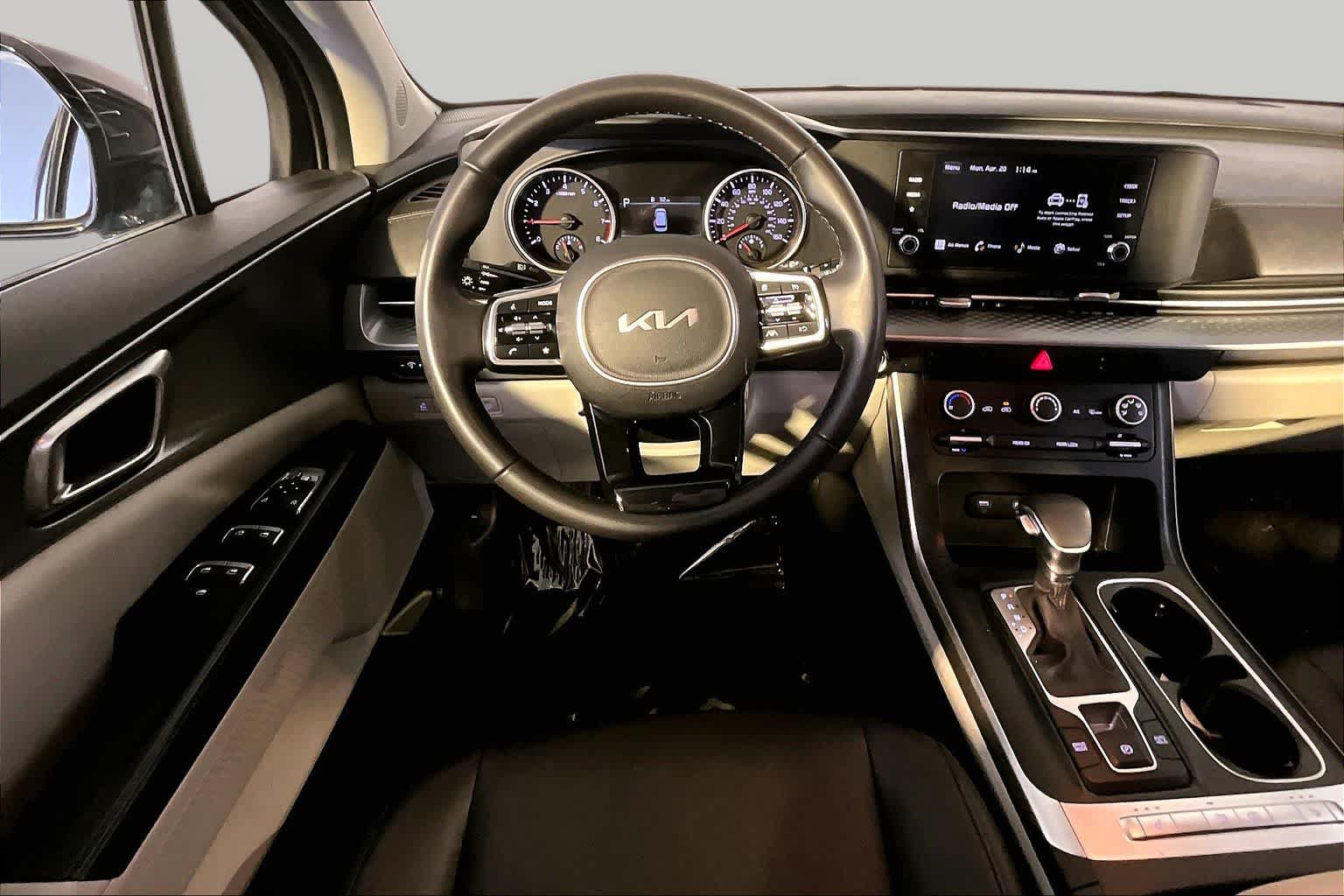 Used 2023 Kia Carnival LX FWD image 6