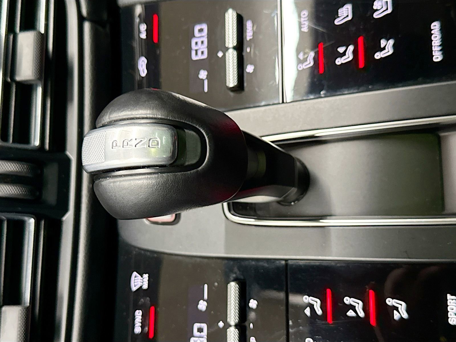 Used 2024 Porsche Macan image 18