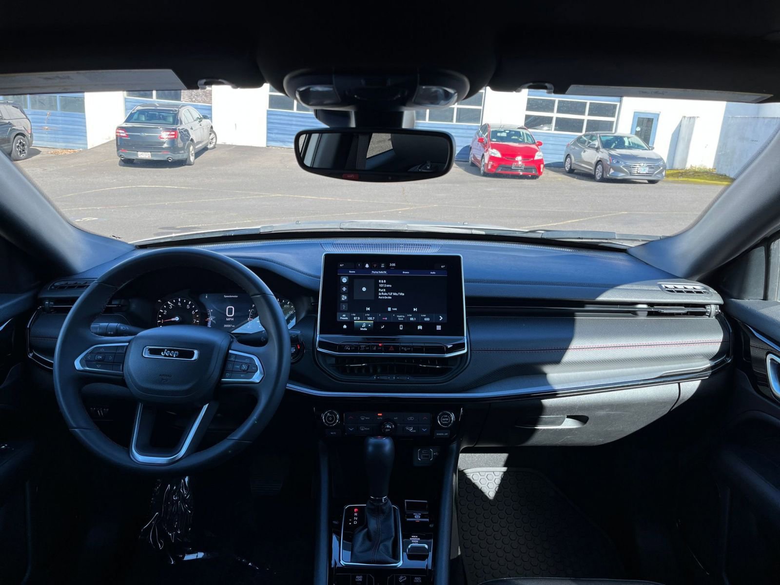 Used 2025 Jeep Compass Trailhawk image 33