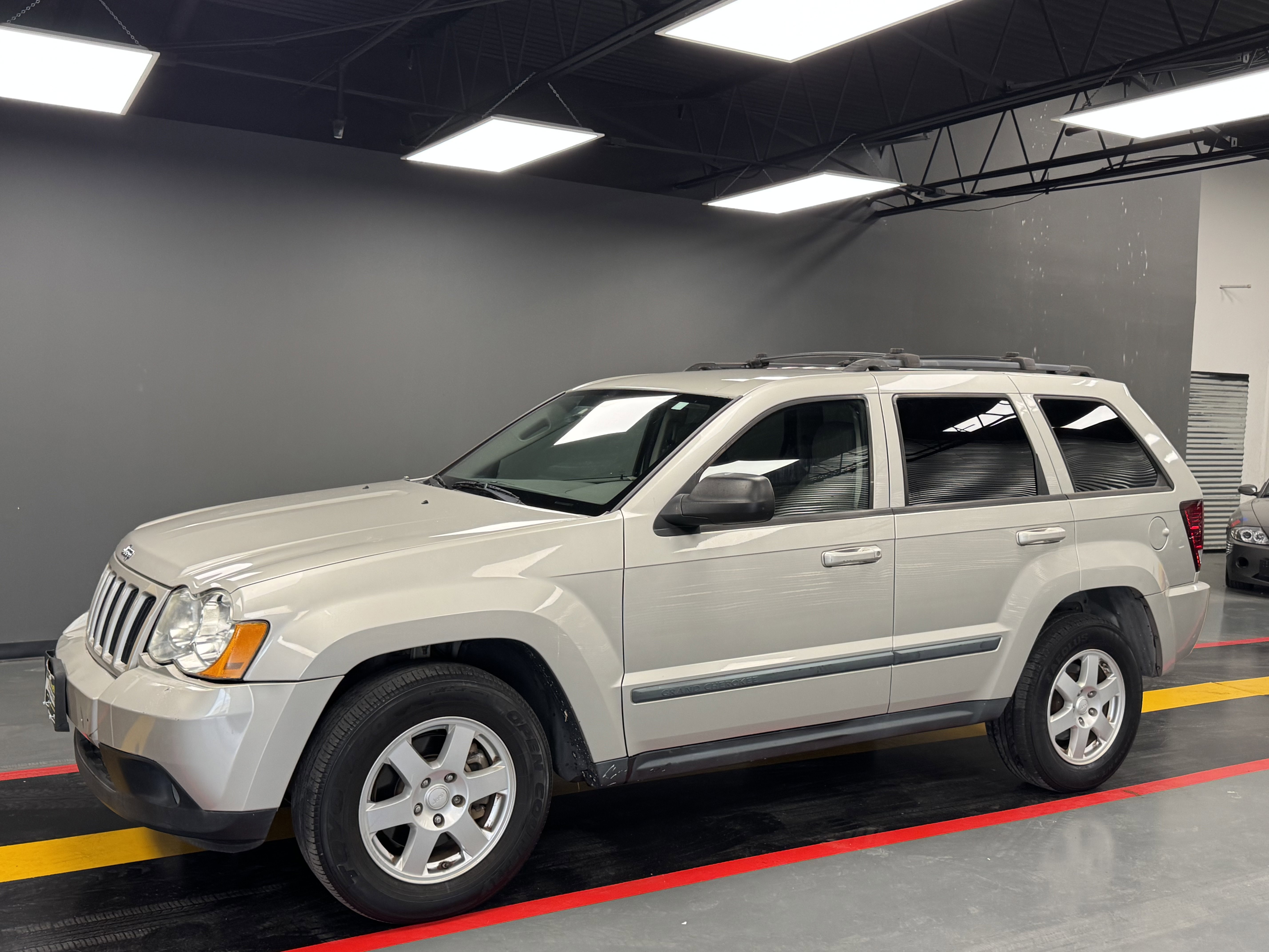 Used 2009 Jeep Grand Cherokee Laredo image 2