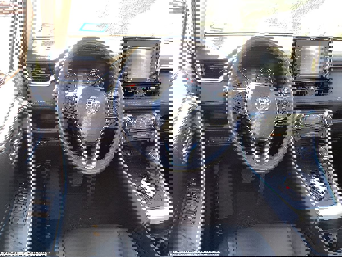 Used 2021 Toyota RAV4 XLE Premium image 10