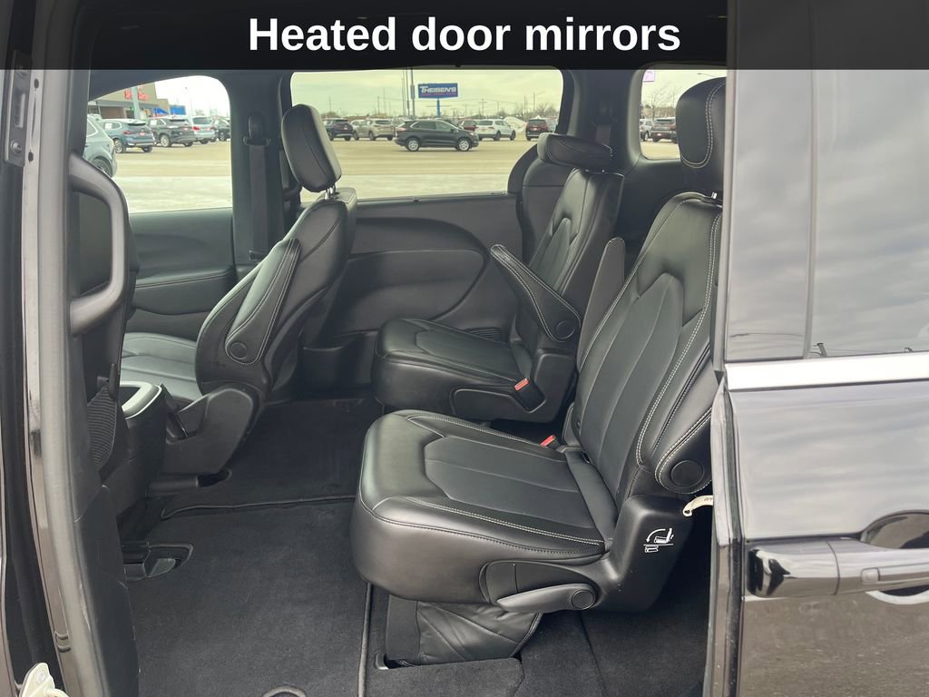Used 2025 Chrysler Pacifica Select image 16