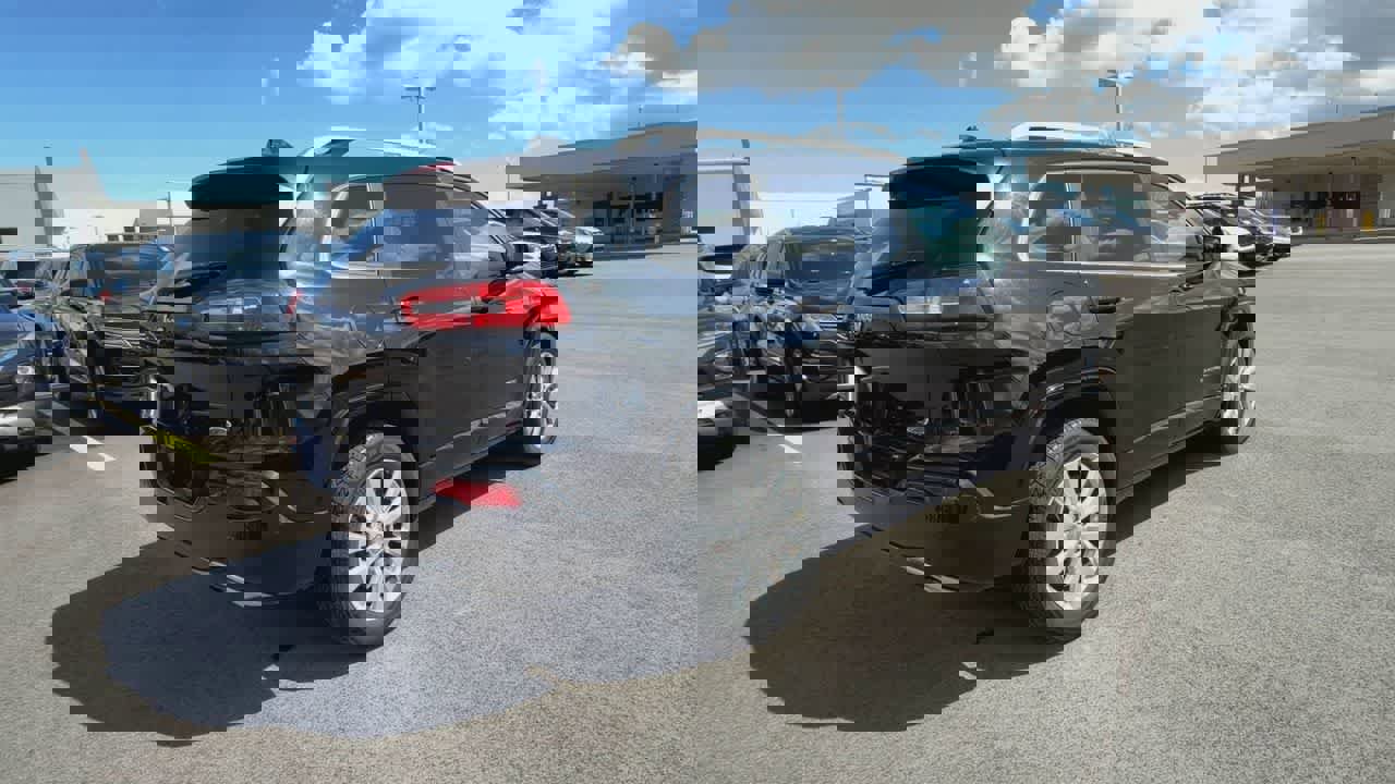 Used 2017 Jeep Cherokee Overland w/ Technology Group image 8