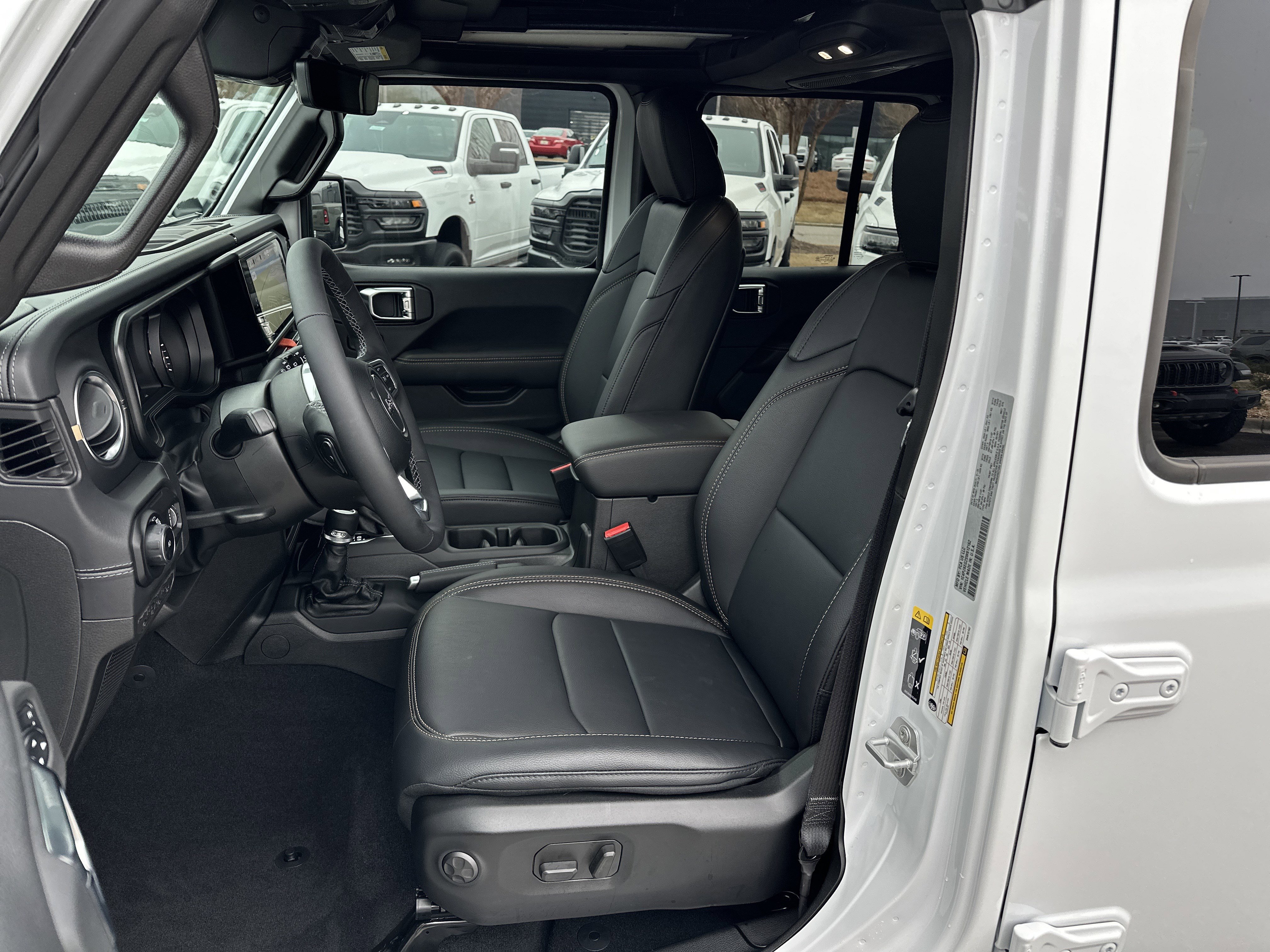 Used 2025 Jeep Wrangler Sahara image 9