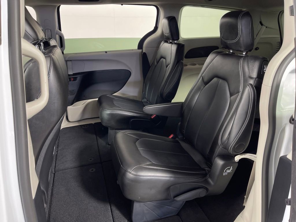 Used 2024 Chrysler Pacifica Touring-L image 13