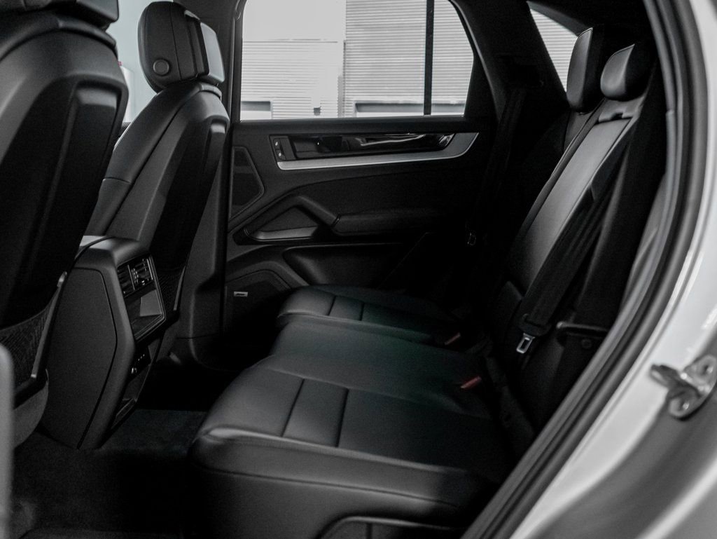 Certified 2025 Porsche Cayenne AWD/4WD image 22