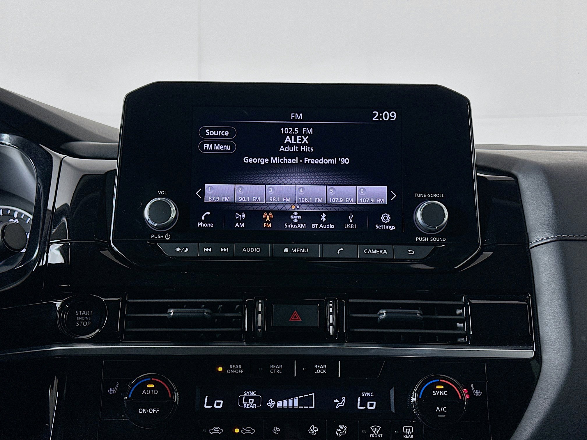 Used 2025 Nissan Pathfinder SV image 21