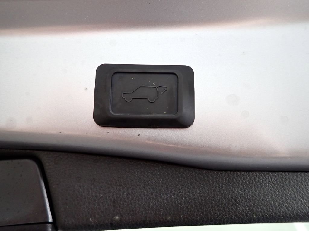 Used 2023 Toyota RAV4 XLE Premium image 19