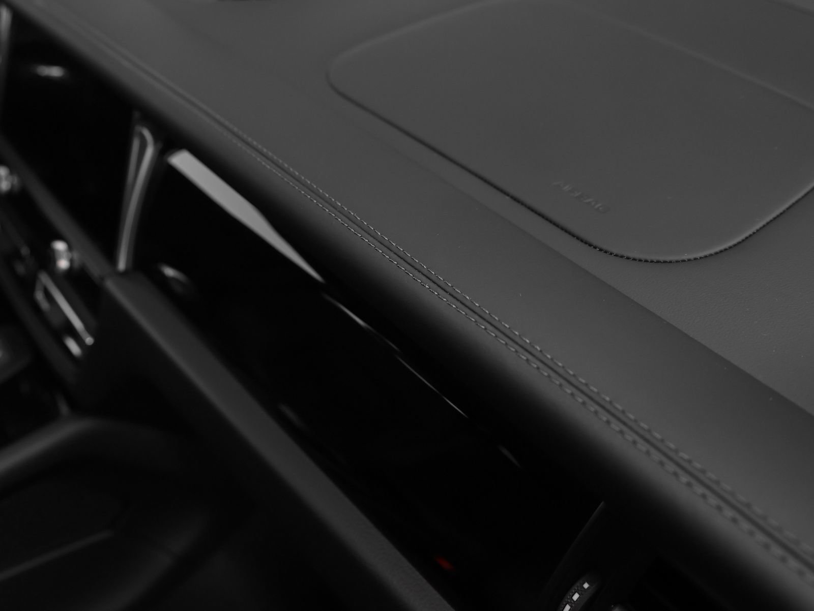 Certified 2025 Porsche Macan S AWD/4WD image 25