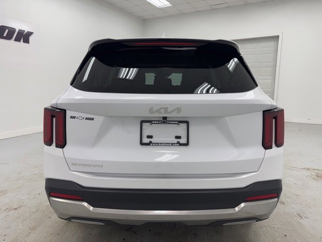 Used 2025 Kia Sorento S image 6