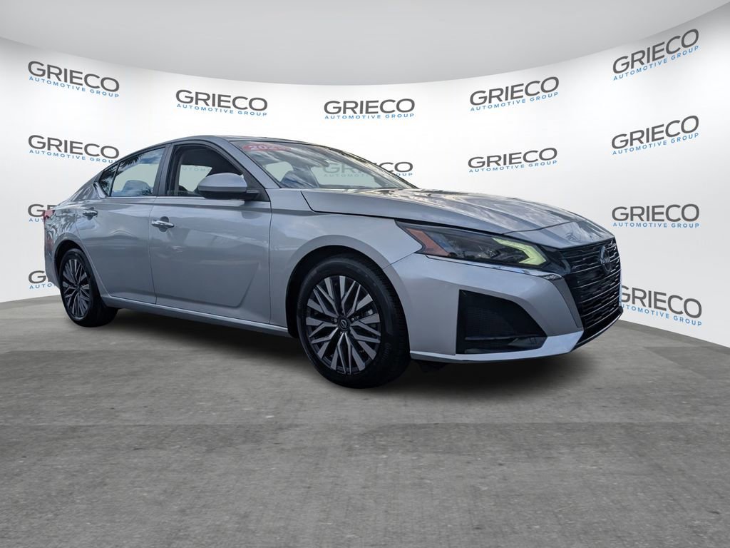 Certified 2023 Nissan Altima 2.5 SV FWD image 1