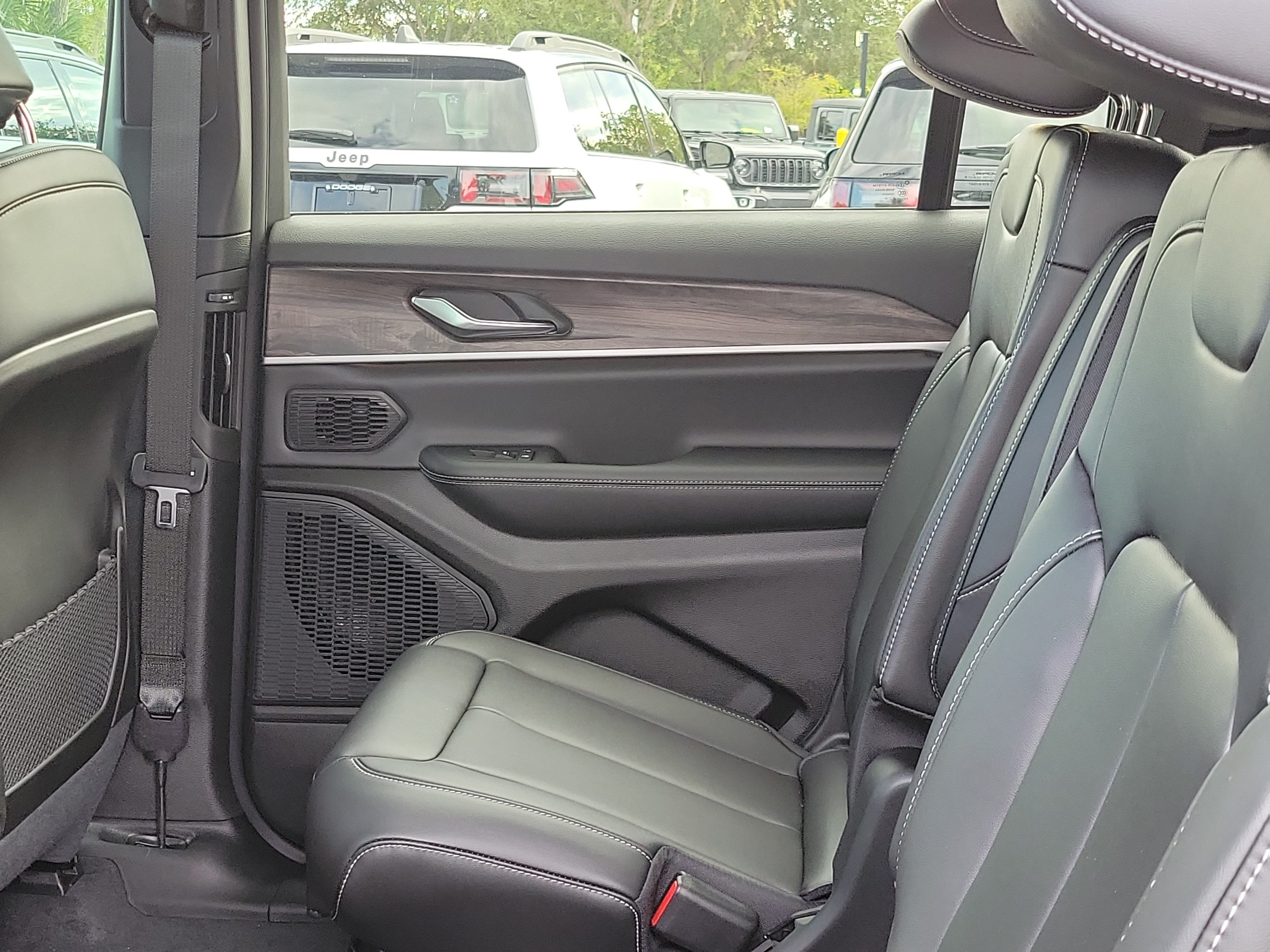 New 2027 Jeep Grand Cherokee L Limited RWD image 11