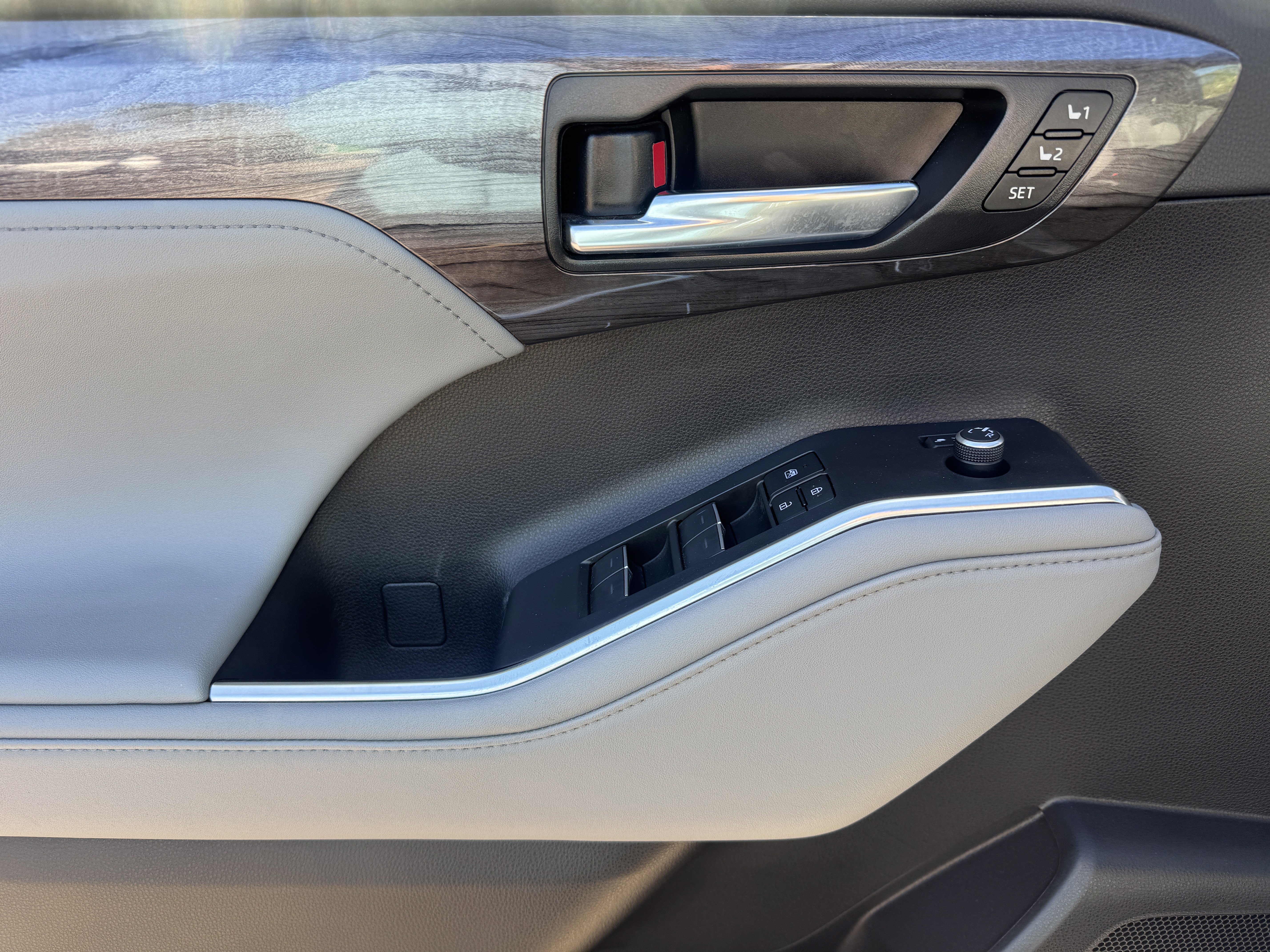 Used 2024 Toyota Highlander Platinum image 9