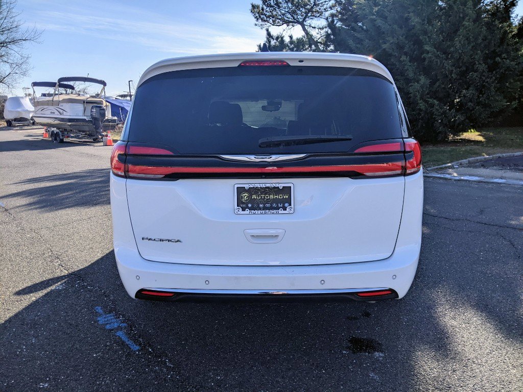 Used 2023 Chrysler Pacifica Touring-L image 6