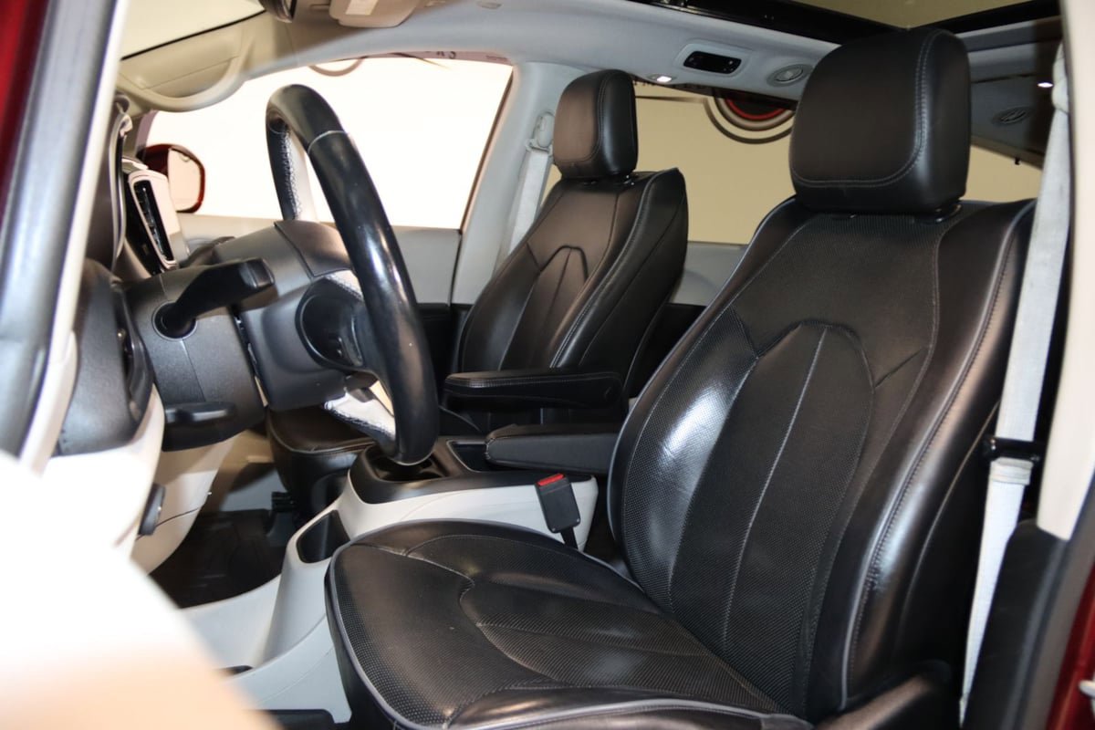 Used 2018 Chrysler Pacifica Limited FWD image 37