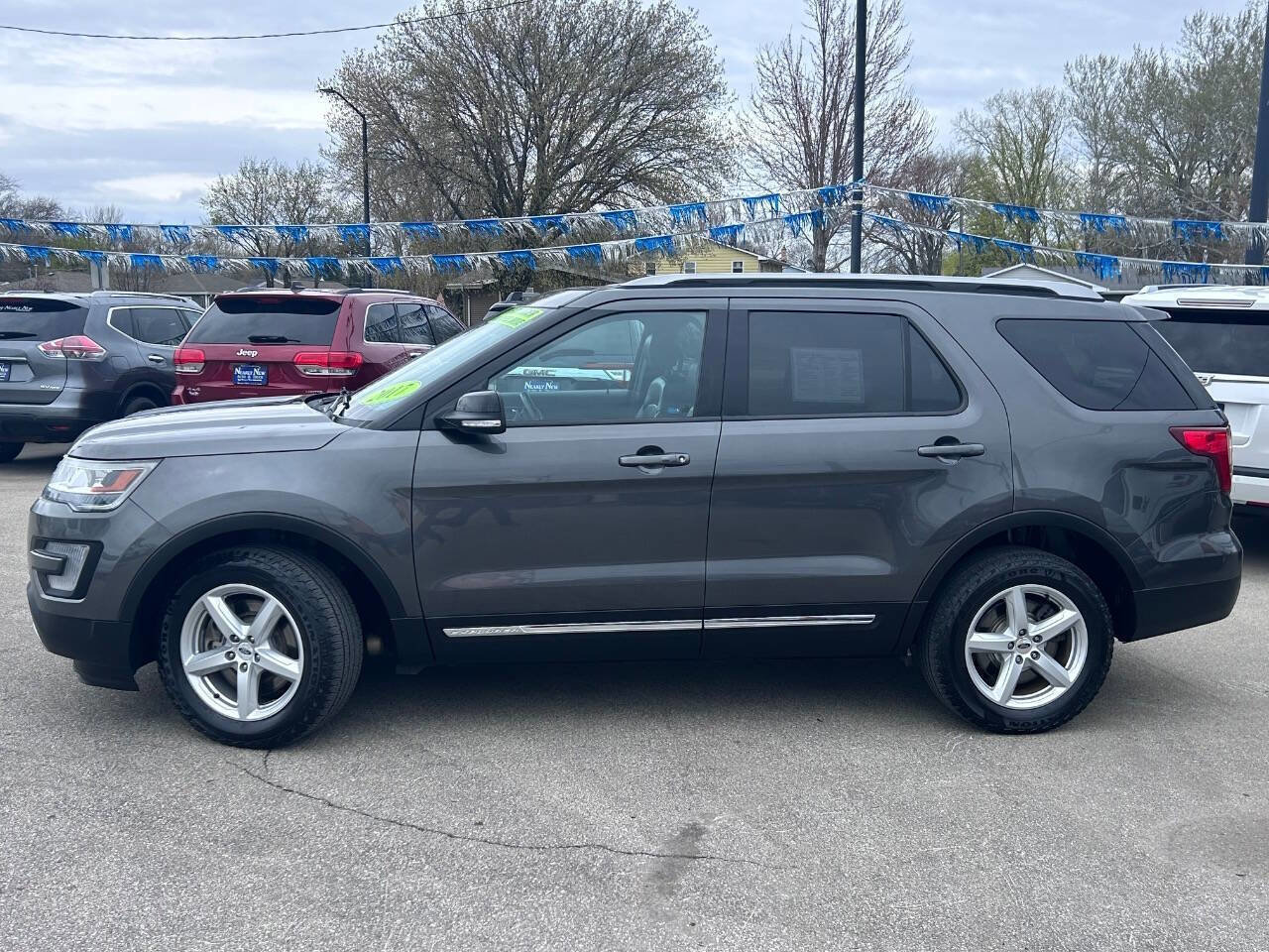 Used 2017 Ford Explorer XLT w/ Equipment Group 202A AWD/4WD image 5