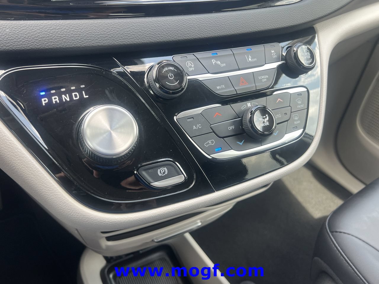 Used 2024 Chrysler Pacifica Touring-L FWD image 10