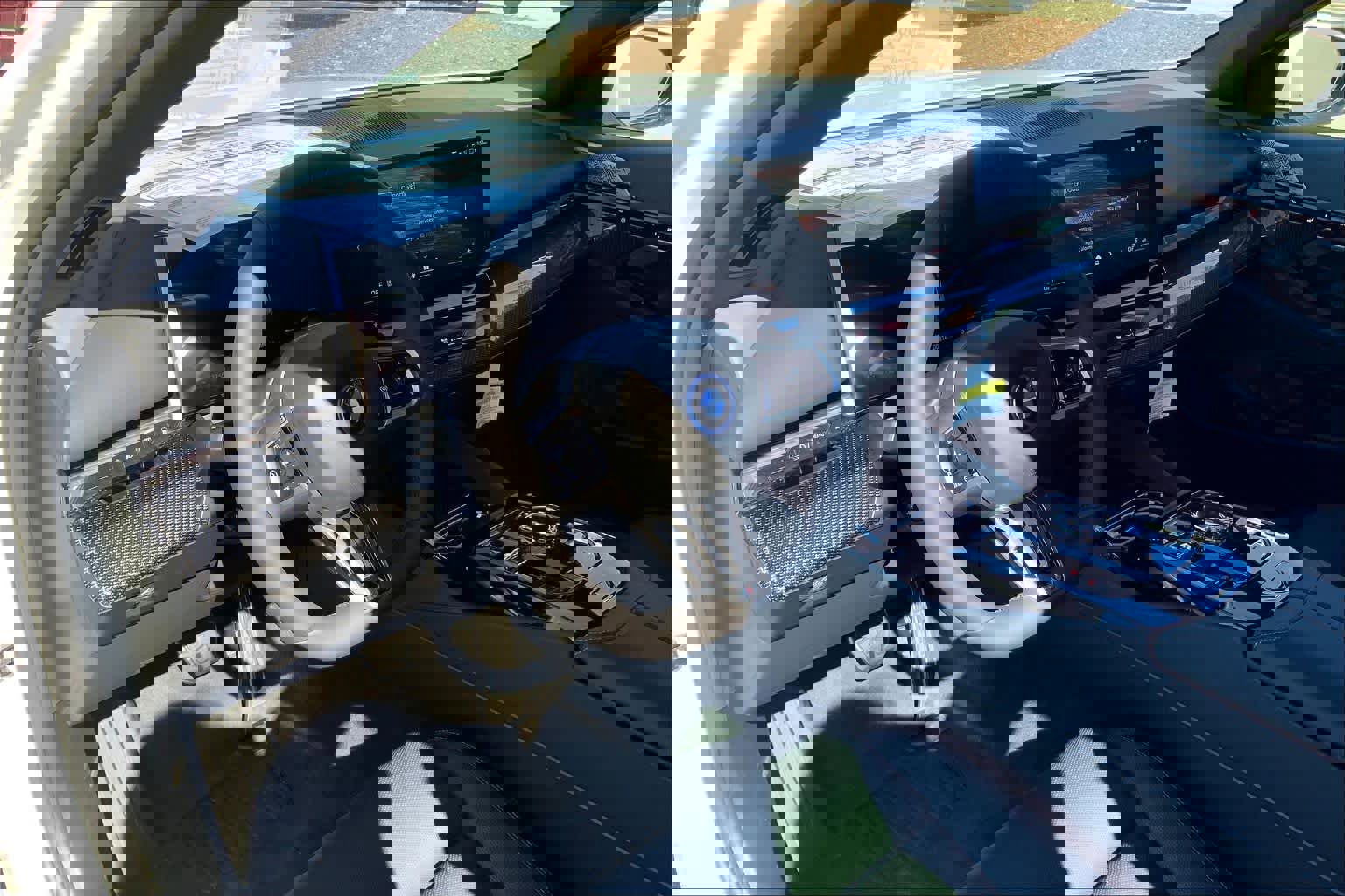 Used 2026 BMW 550e xDrive w/ Executive Package image 9