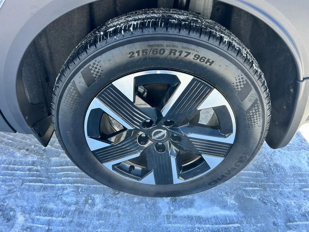 Used 2025 Nissan Kicks SV AWD/4WD image 43