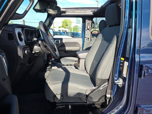 Used 2025 Jeep Wrangler Unlimited Sahara AWD/4WD image 13