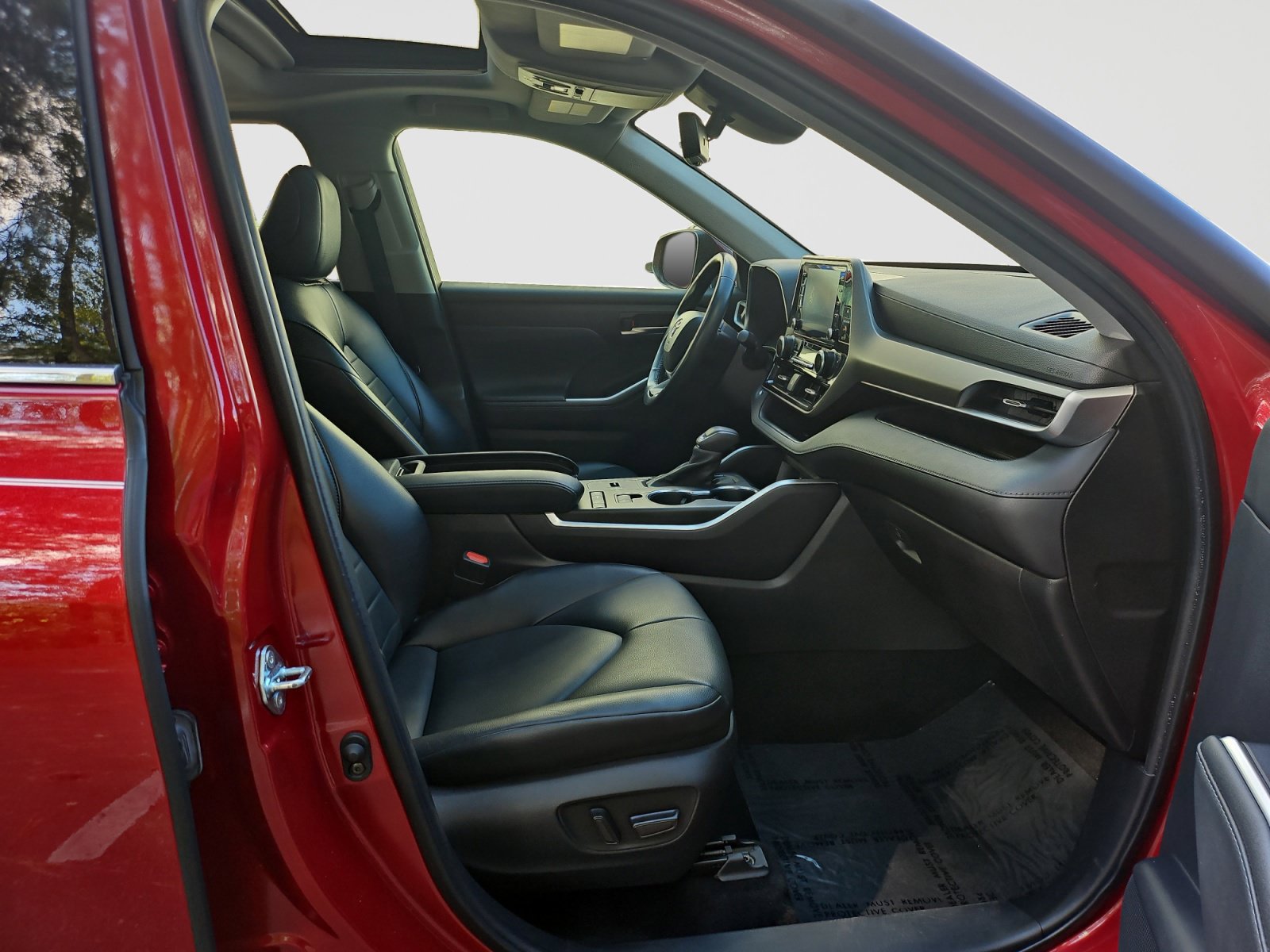 Used 2022 Toyota Highlander XLE FWD image 17