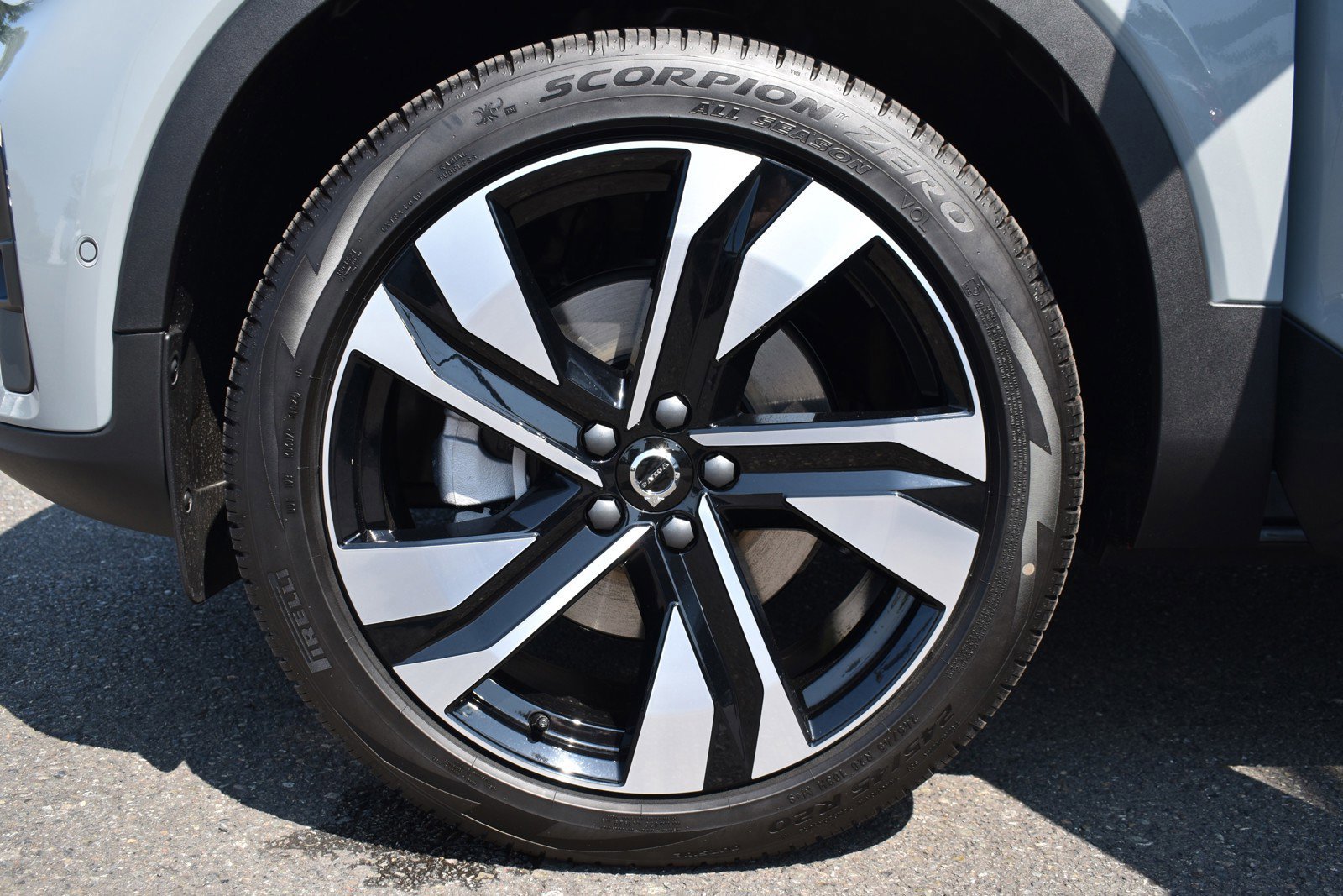 Used 2025 Volvo XC40 B5 Plus w/ Climate Package image 10