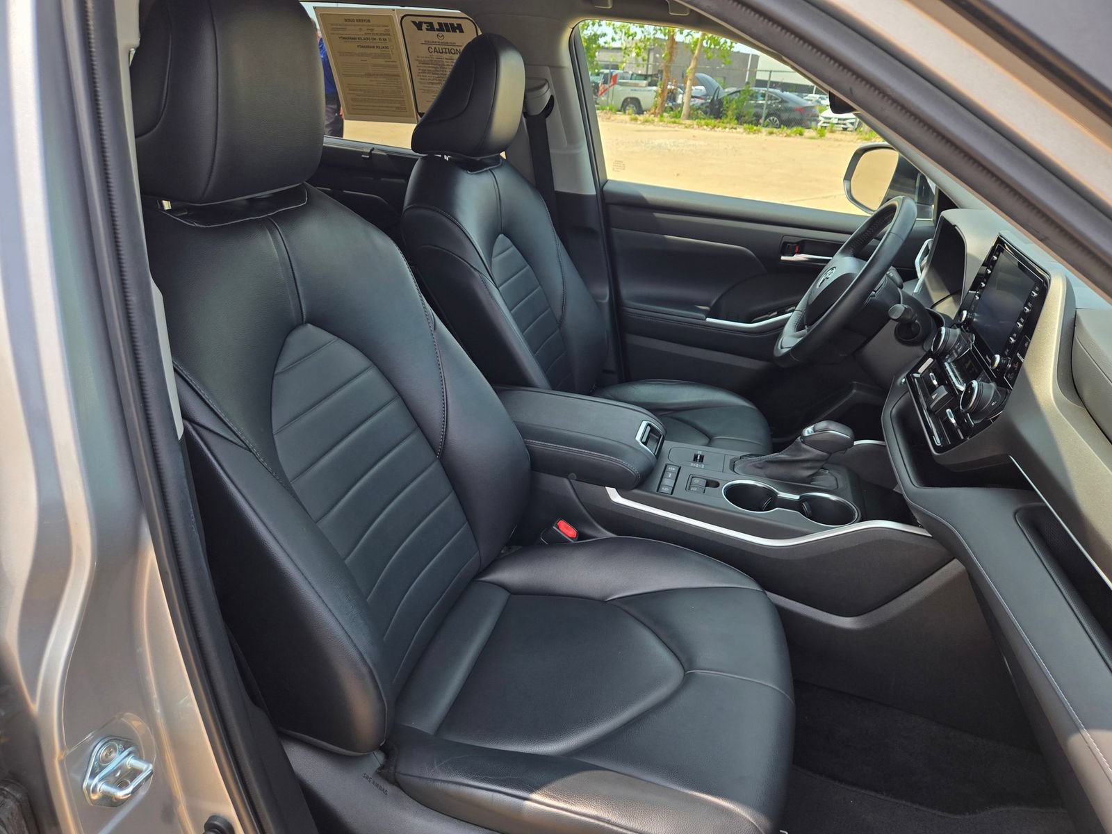 Used 2022 Toyota Highlander XLE FWD image 26