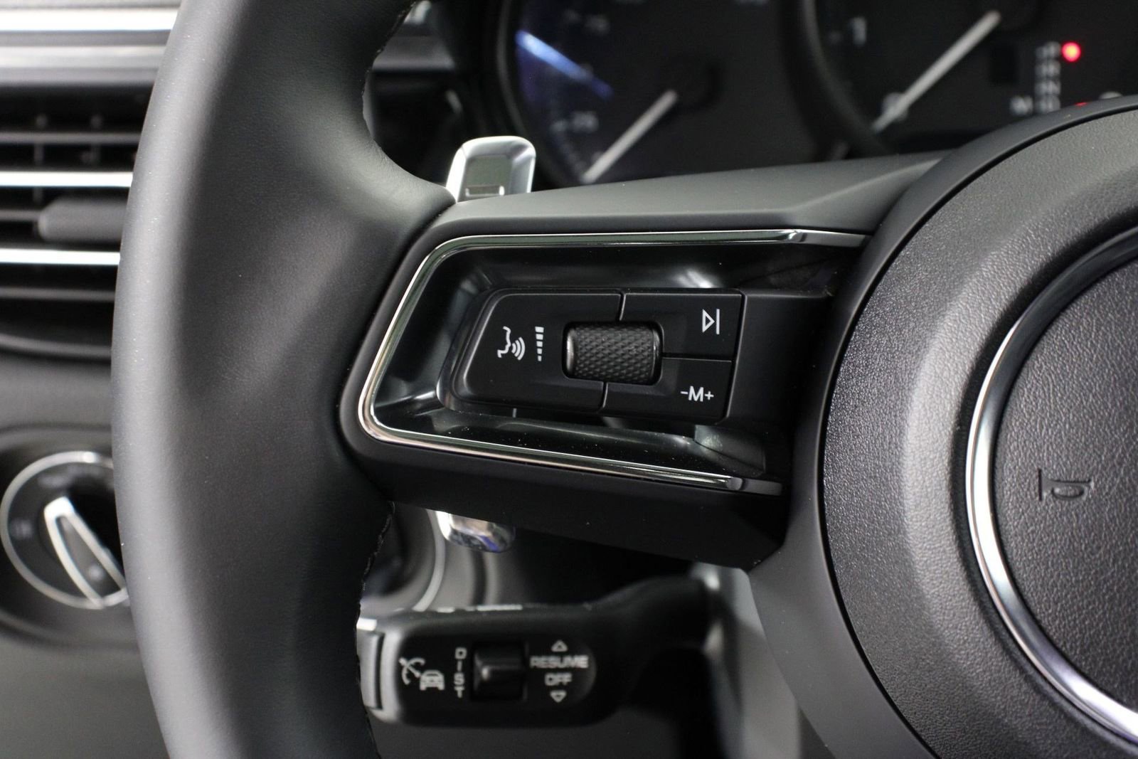 Certified 2025 Porsche Macan image 14