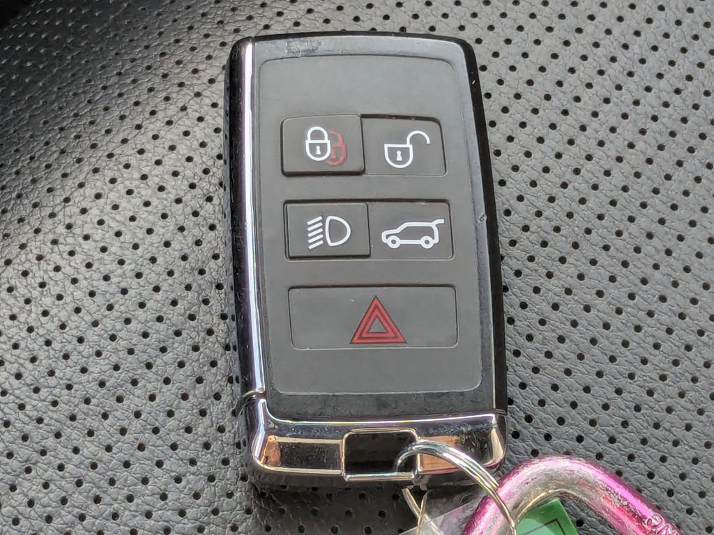 Used 2020 Land Rover Discovery Sport SE image 30