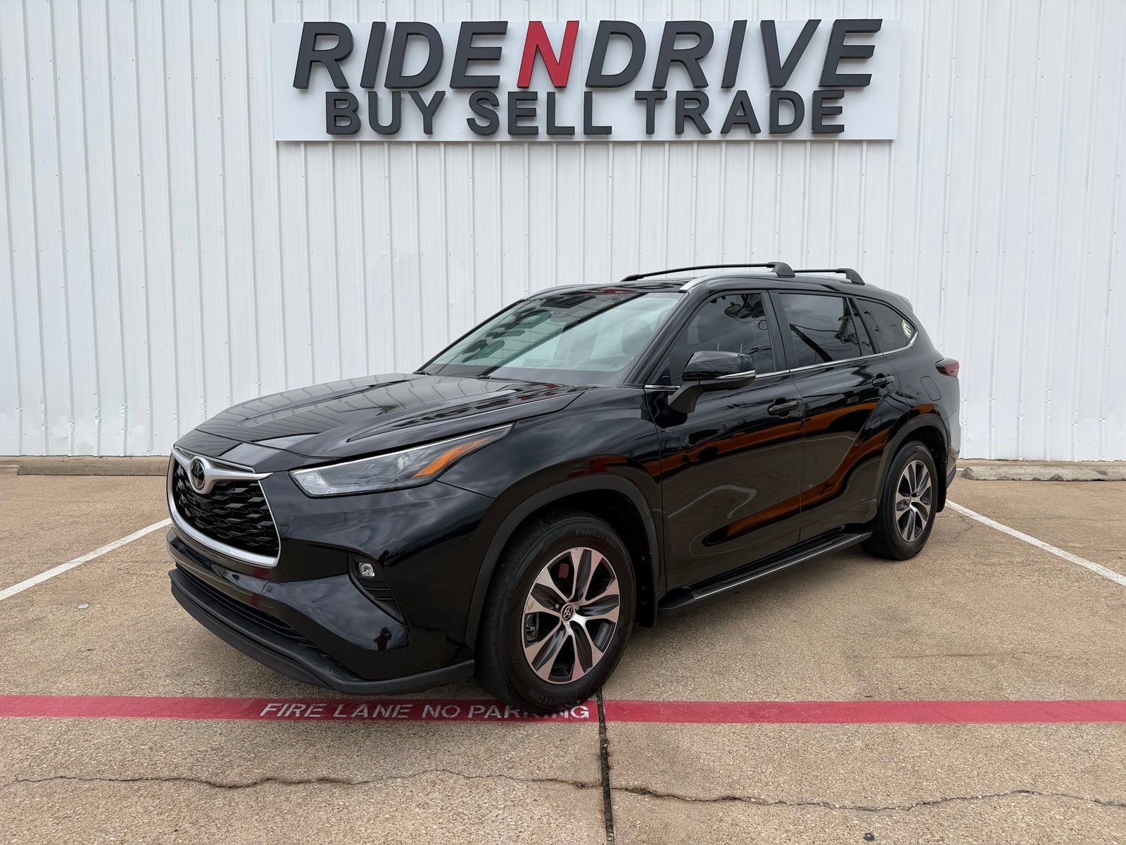 Used 2024 Toyota Highlander XLE FWD image 1