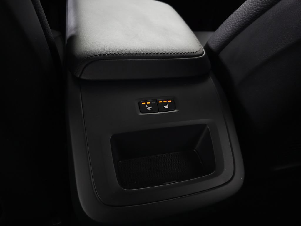 Certified 2025 Volvo XC60 B5 Plus AWD/4WD image 33