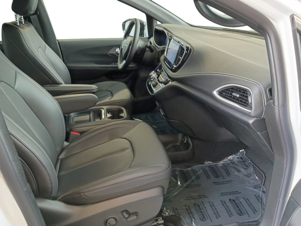 New 2027 Chrysler Pacifica Select FWD image 24