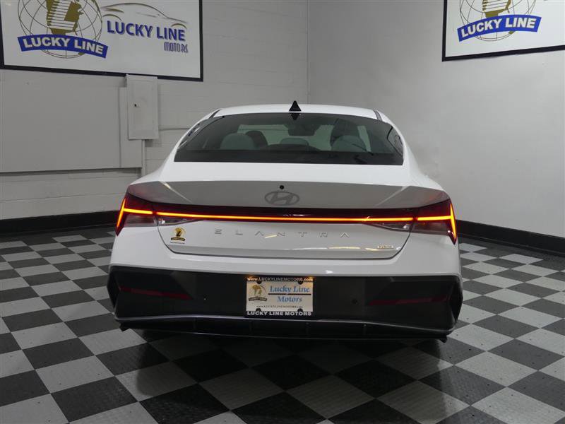 Used 2024 Hyundai Elantra Limited image 8