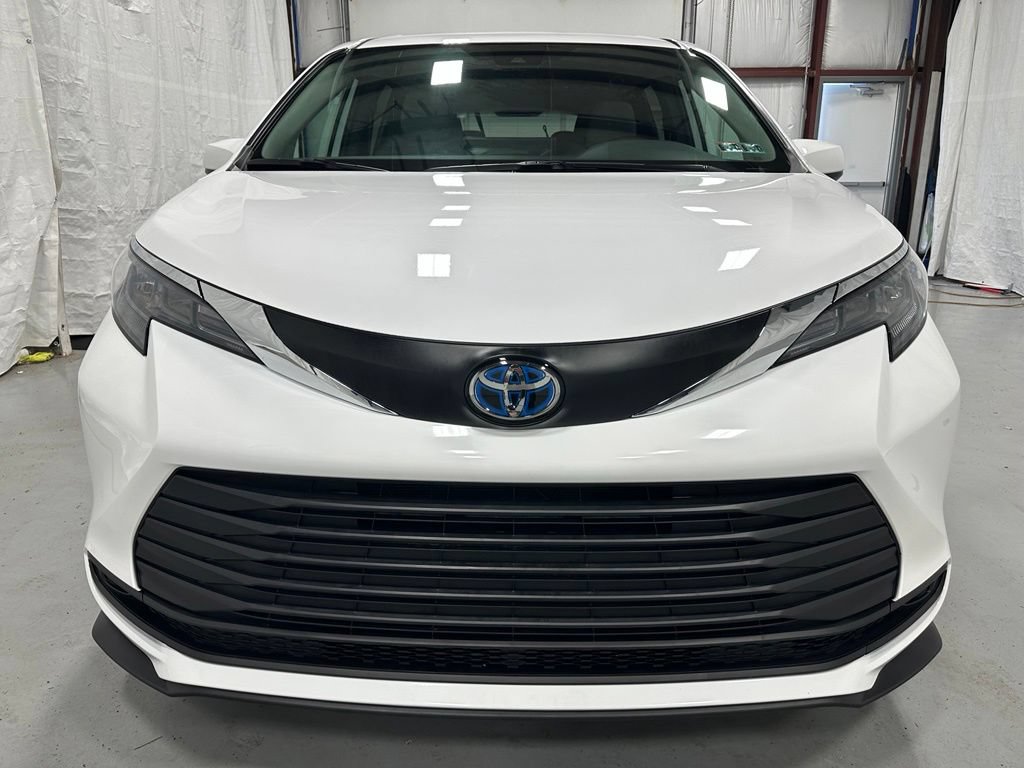 Used 2025 Toyota Sienna LE FWD image 2
