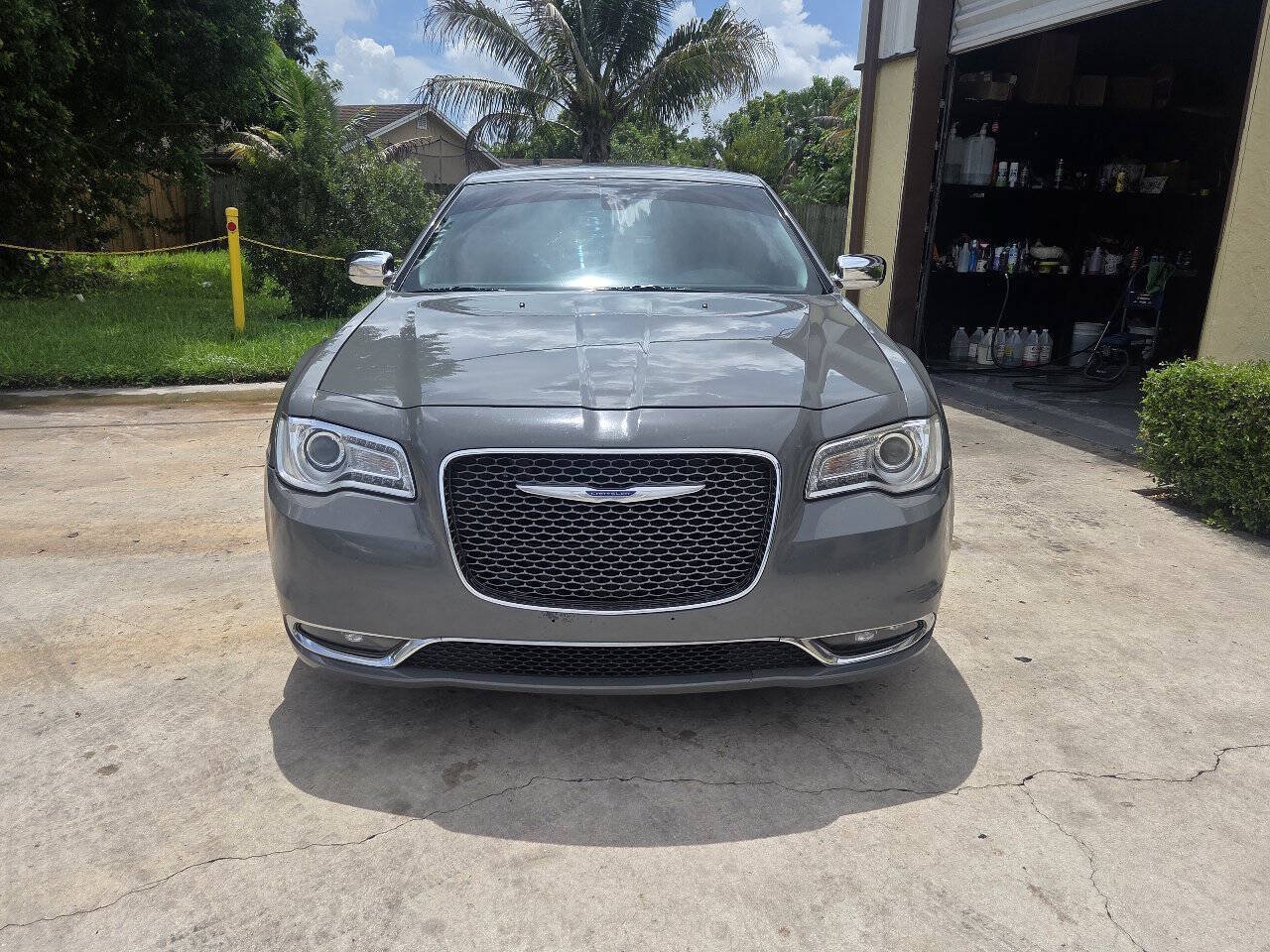Used 2019 Chrysler 300 Limited RWD image 2