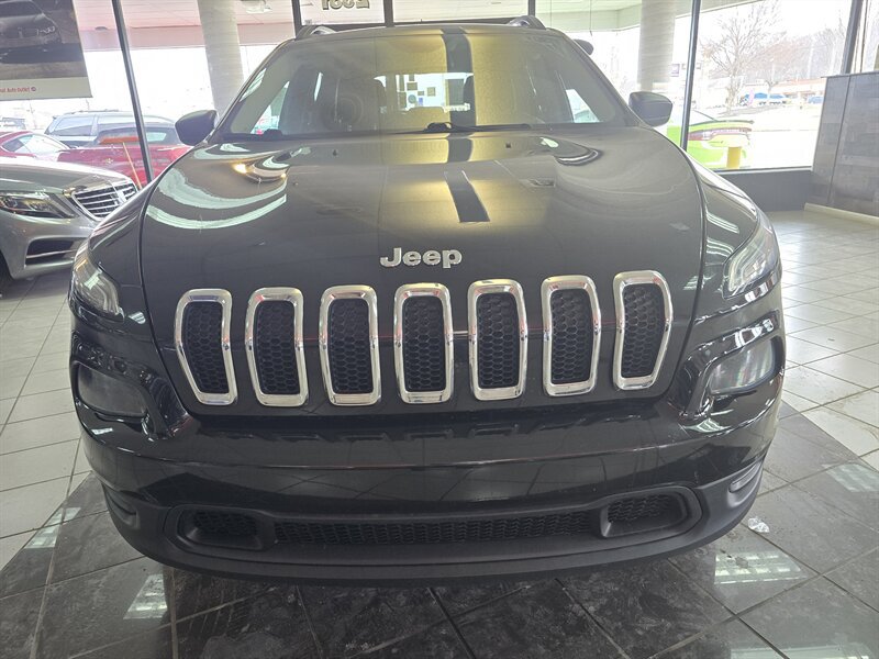 Used 2016 Jeep Cherokee Sport FWD image 2