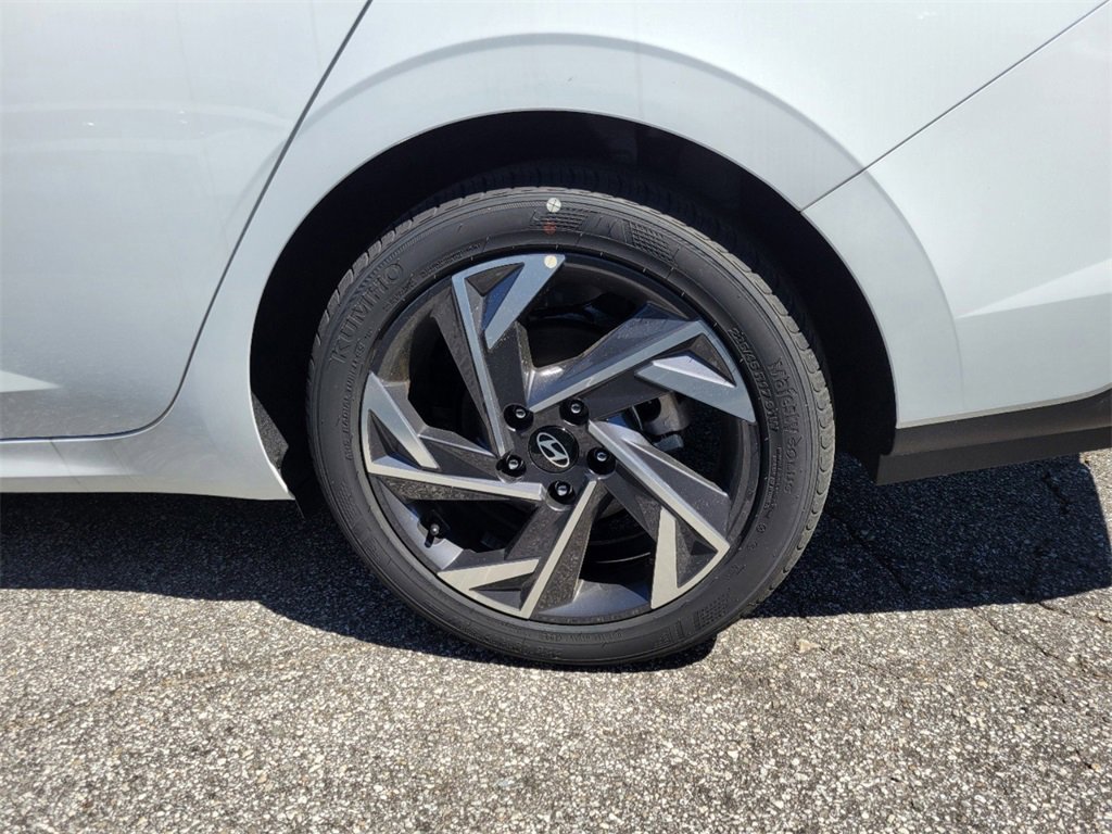 Used 2025 Hyundai Elantra Sport image 3