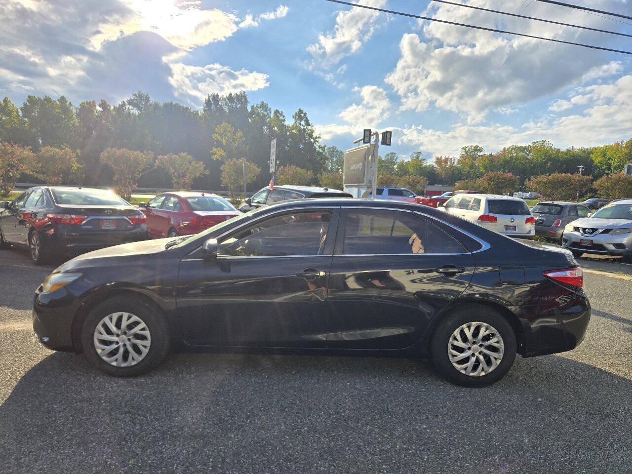 Used 2017 Toyota Camry LE FWD image 4