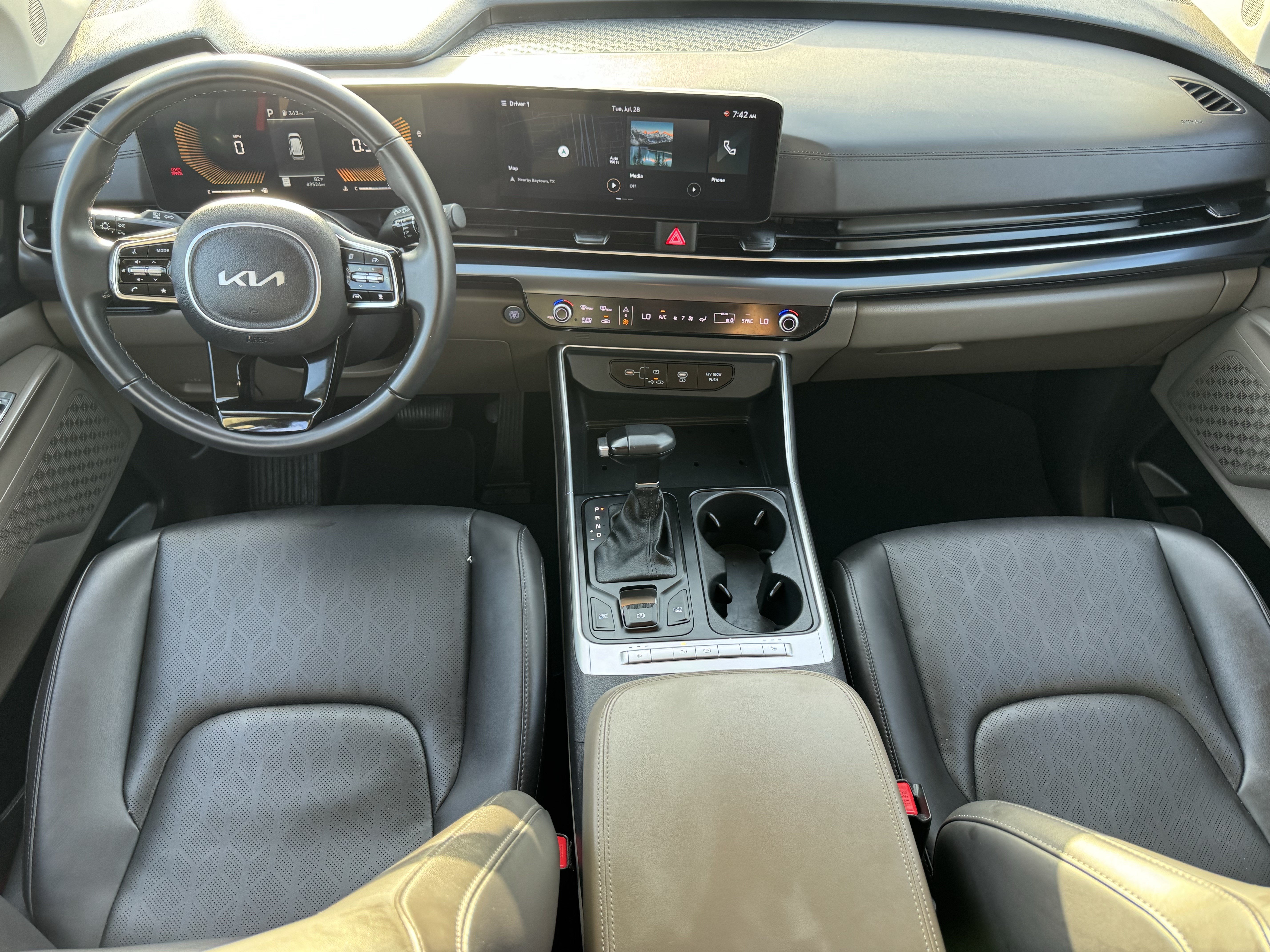Used 2025 Kia Carnival FWD image 10