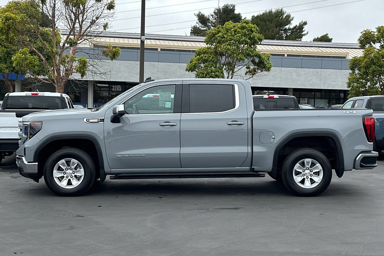 Used 2025 GMC Sierra 1500 SLE w/ Preferred Package AWD/4WD image 9