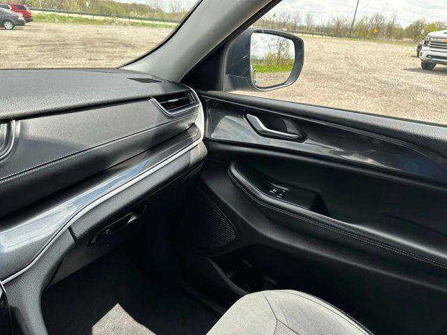 Used 2023 Jeep Grand Cherokee Laredo AWD/4WD image 31