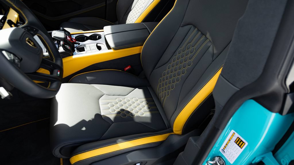 Used 2025 Lamborghini Urus SE AWD/4WD image 25
