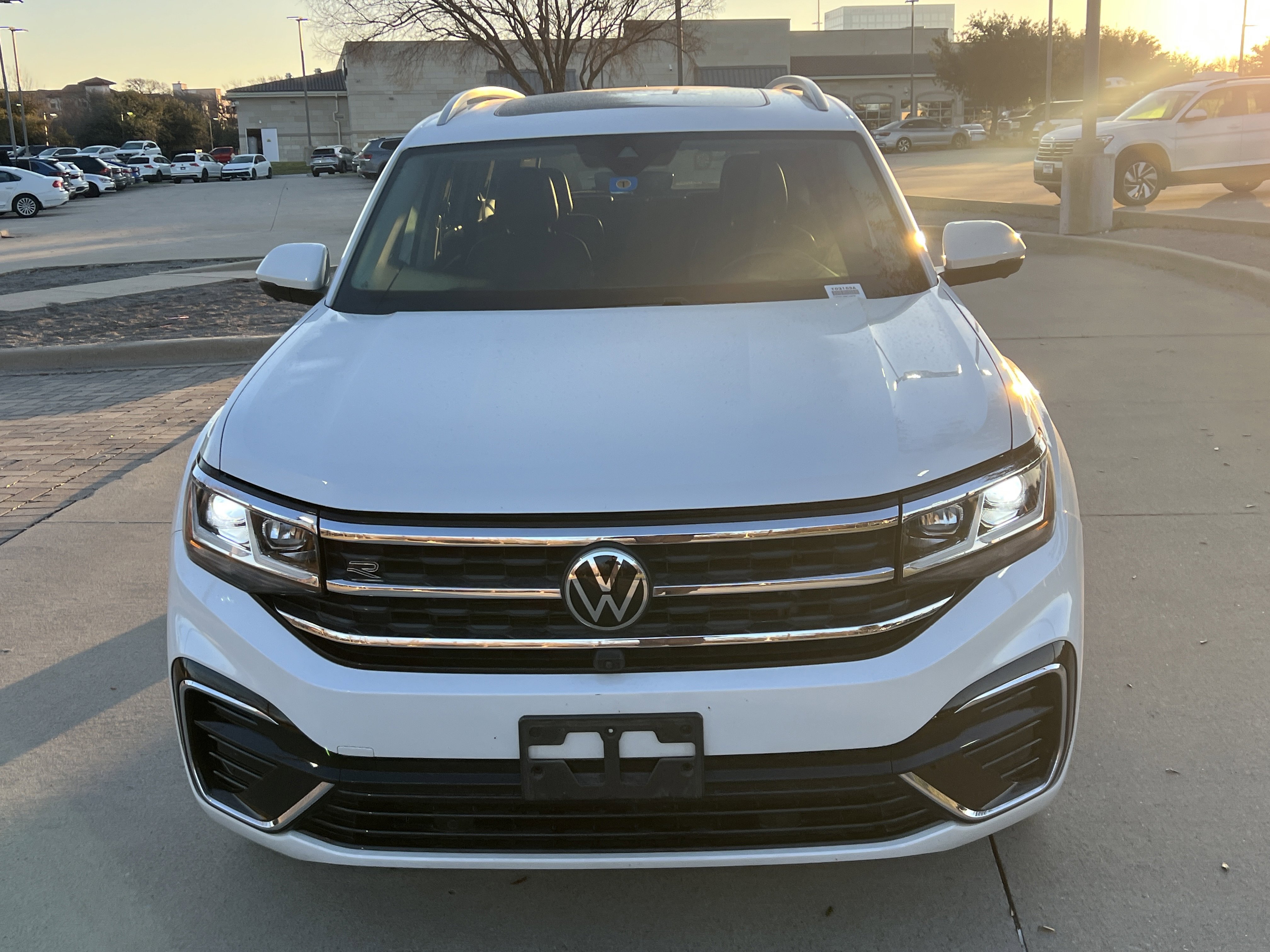Used 2022 Volkswagen Atlas SEL Premium image 3