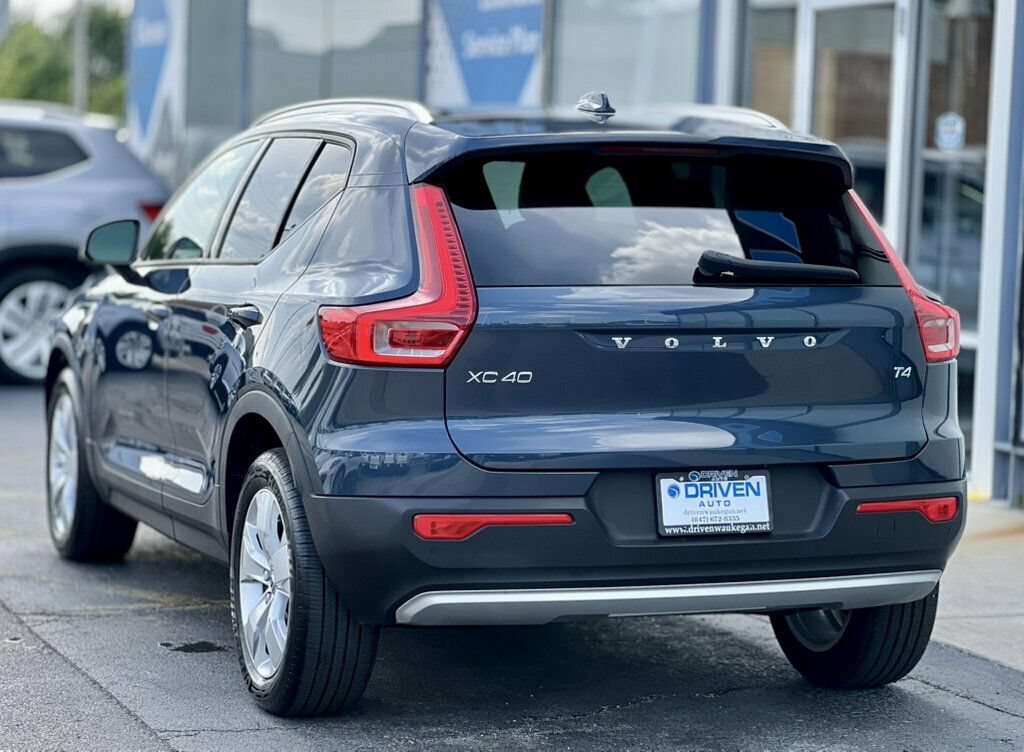 Used 2021 Volvo XC40 T4 Momentum FWD image 3