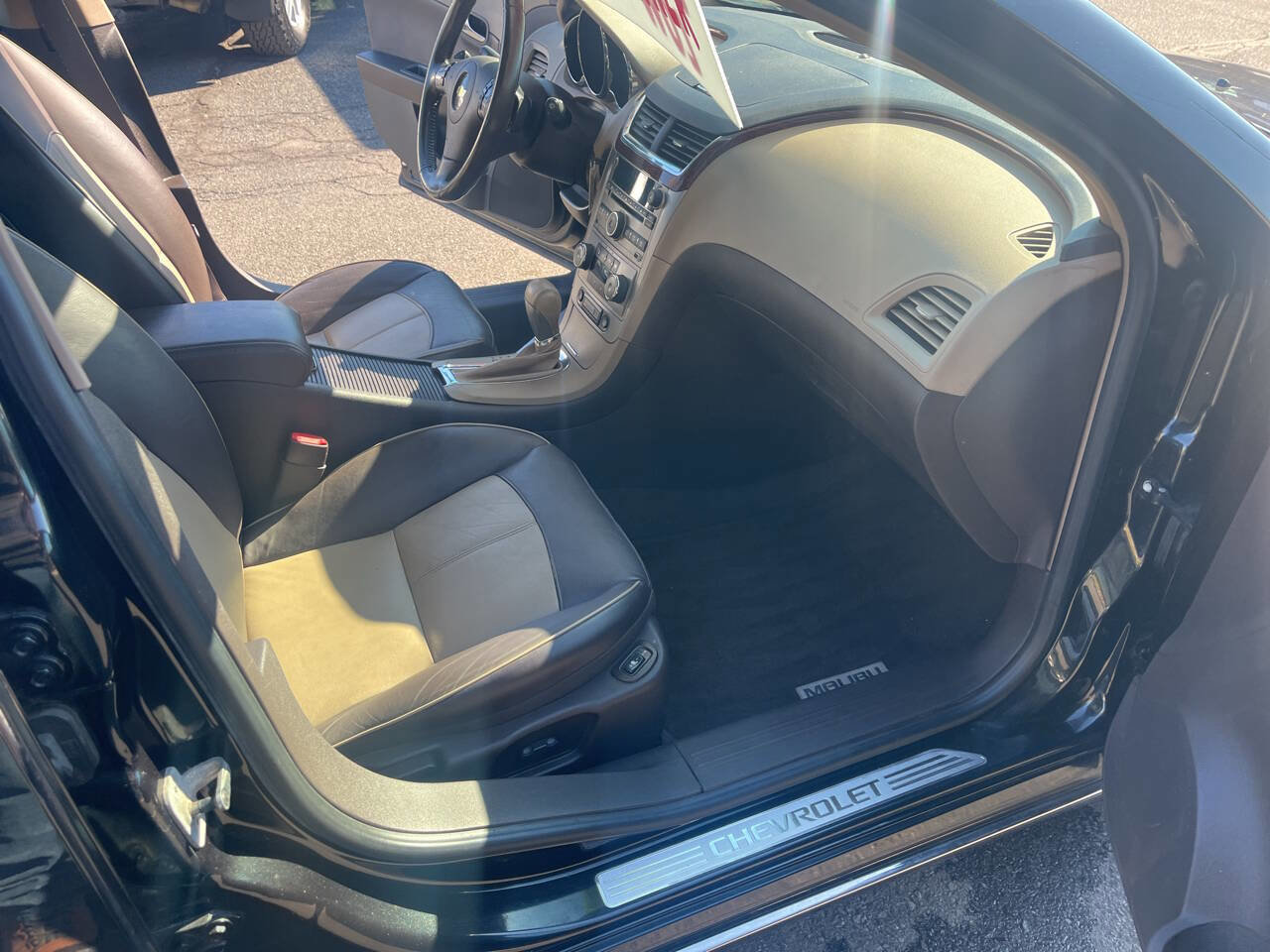 Used 2009 Chevrolet Malibu LTZ w/ HFV6 Engine Package image 32