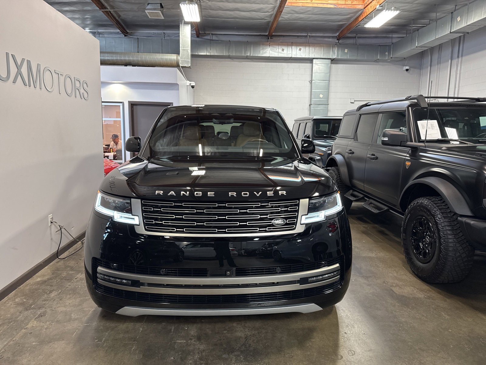 Used 2025 Land Rover Range Rover Long Wheelbase SE image 2