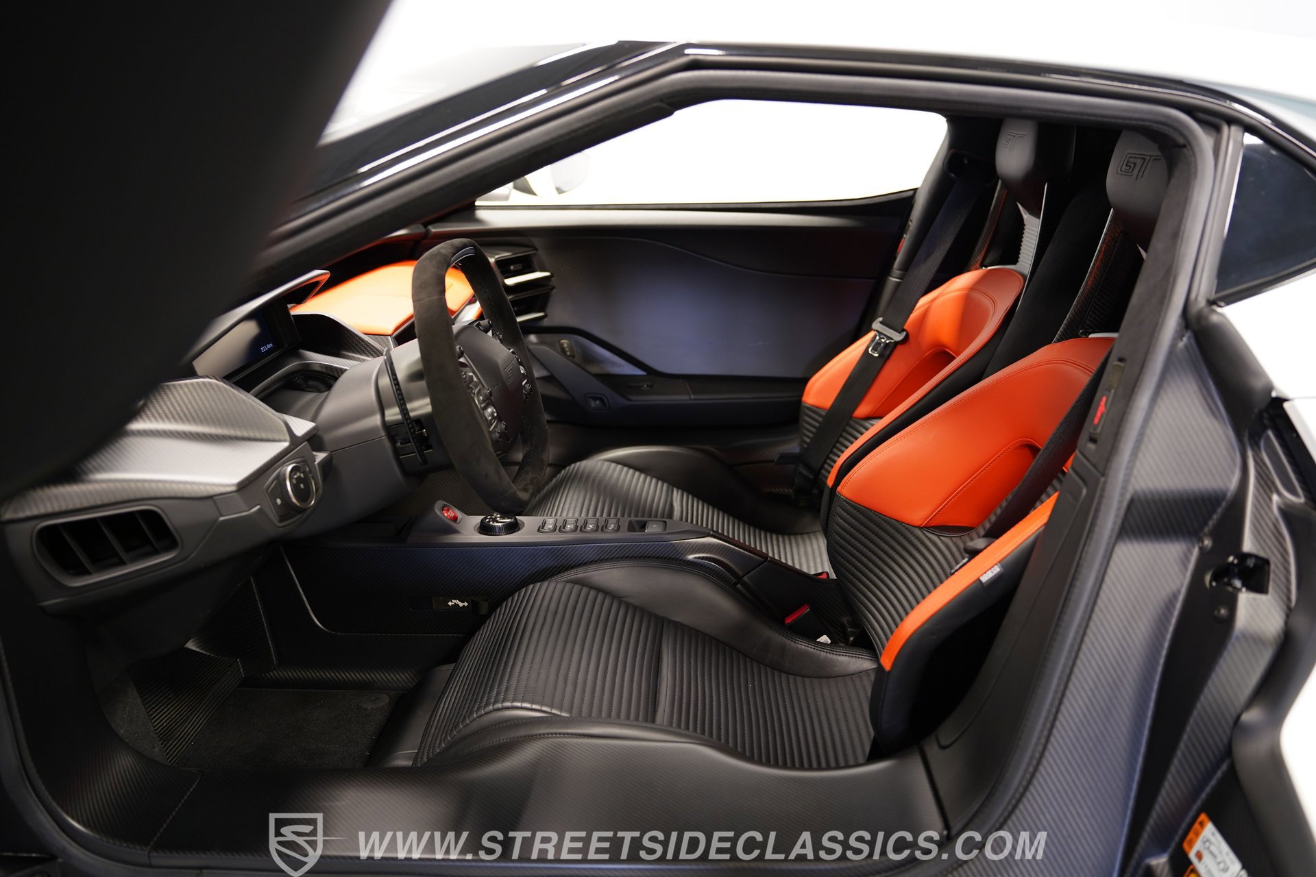 Used 2017 Ford GT RWD image 40
