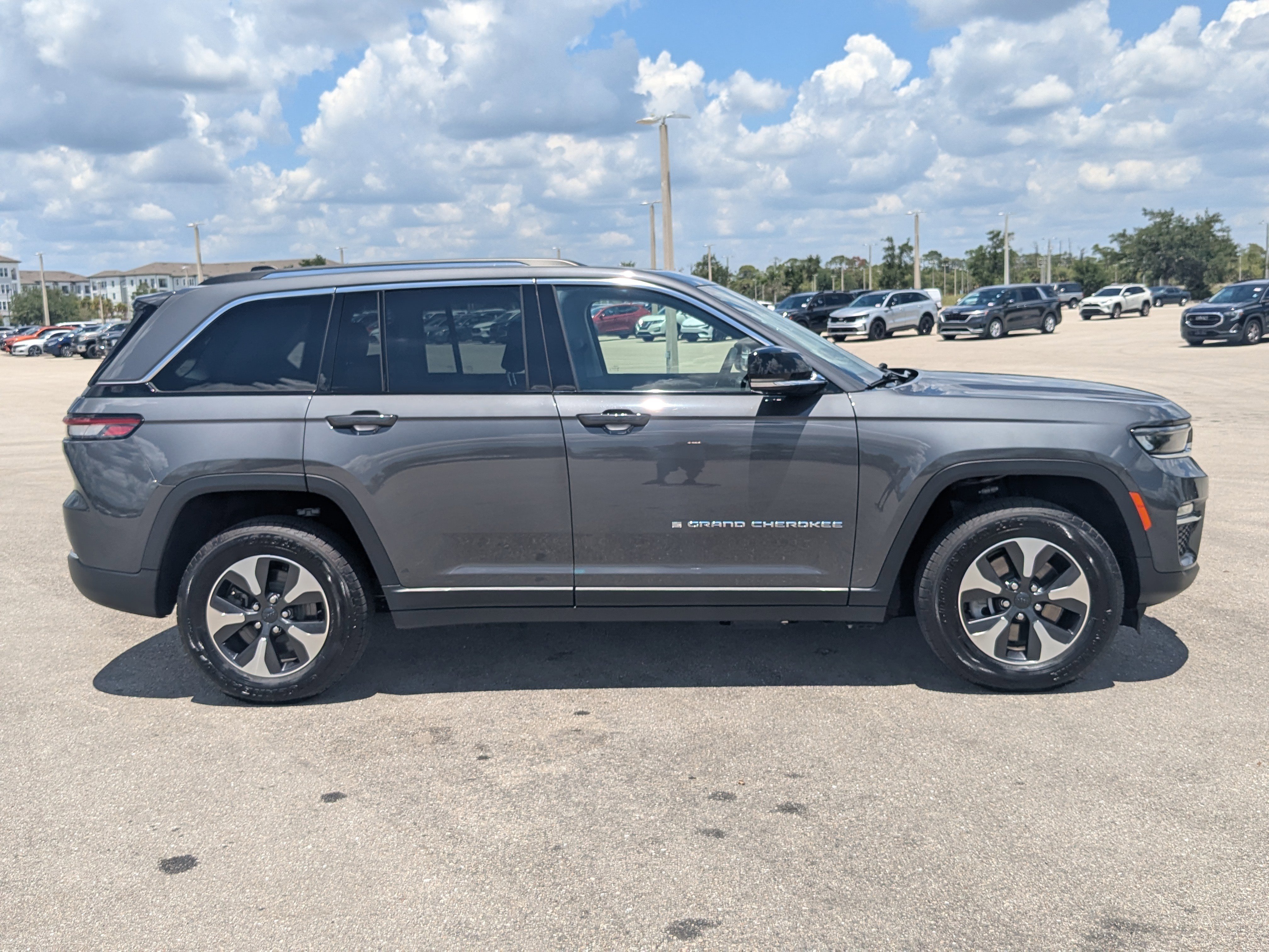 Used 2022 Jeep Grand Cherokee Limited 4xe AWD/4WD image 4