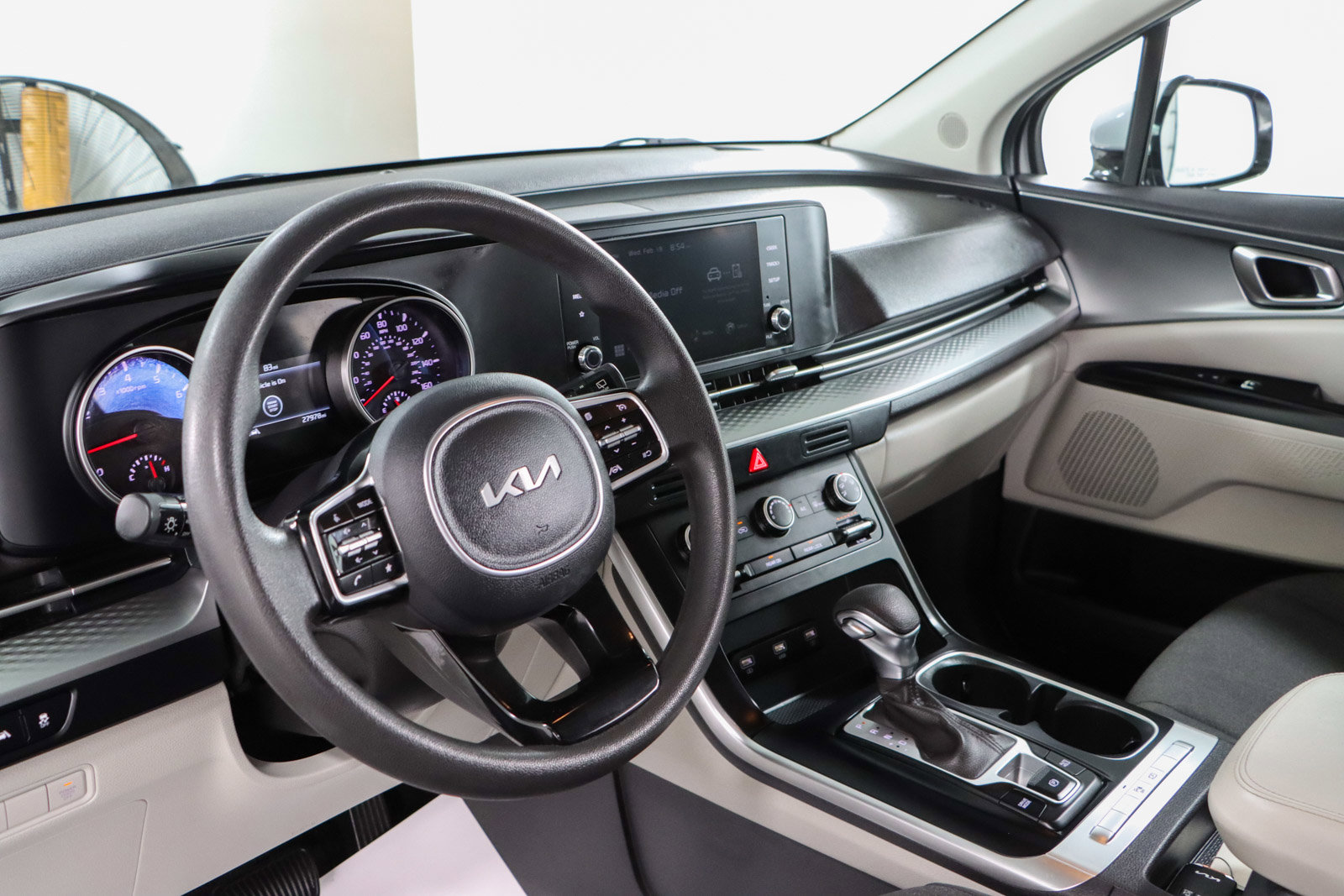 Used 2023 Kia Carnival LX image 22